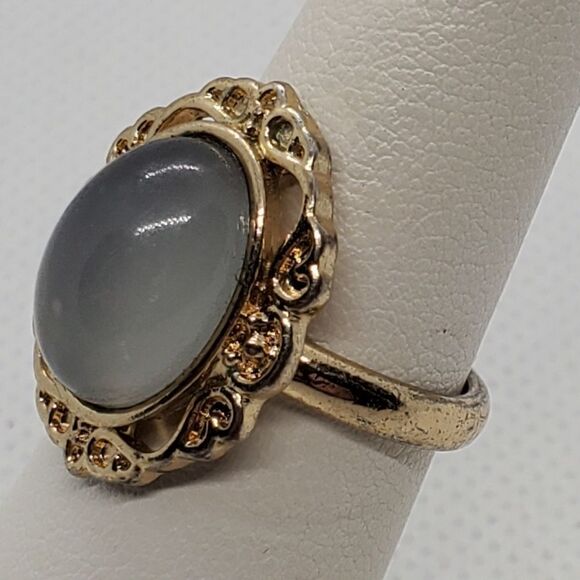 White & Gold Tone Ring (6.5) - Picture 4 of 7